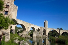 Espejo de agua debajo del puente medieval