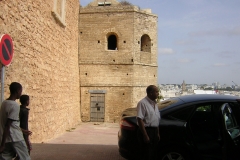 Chofer a la salida de la Casbah en Rabat